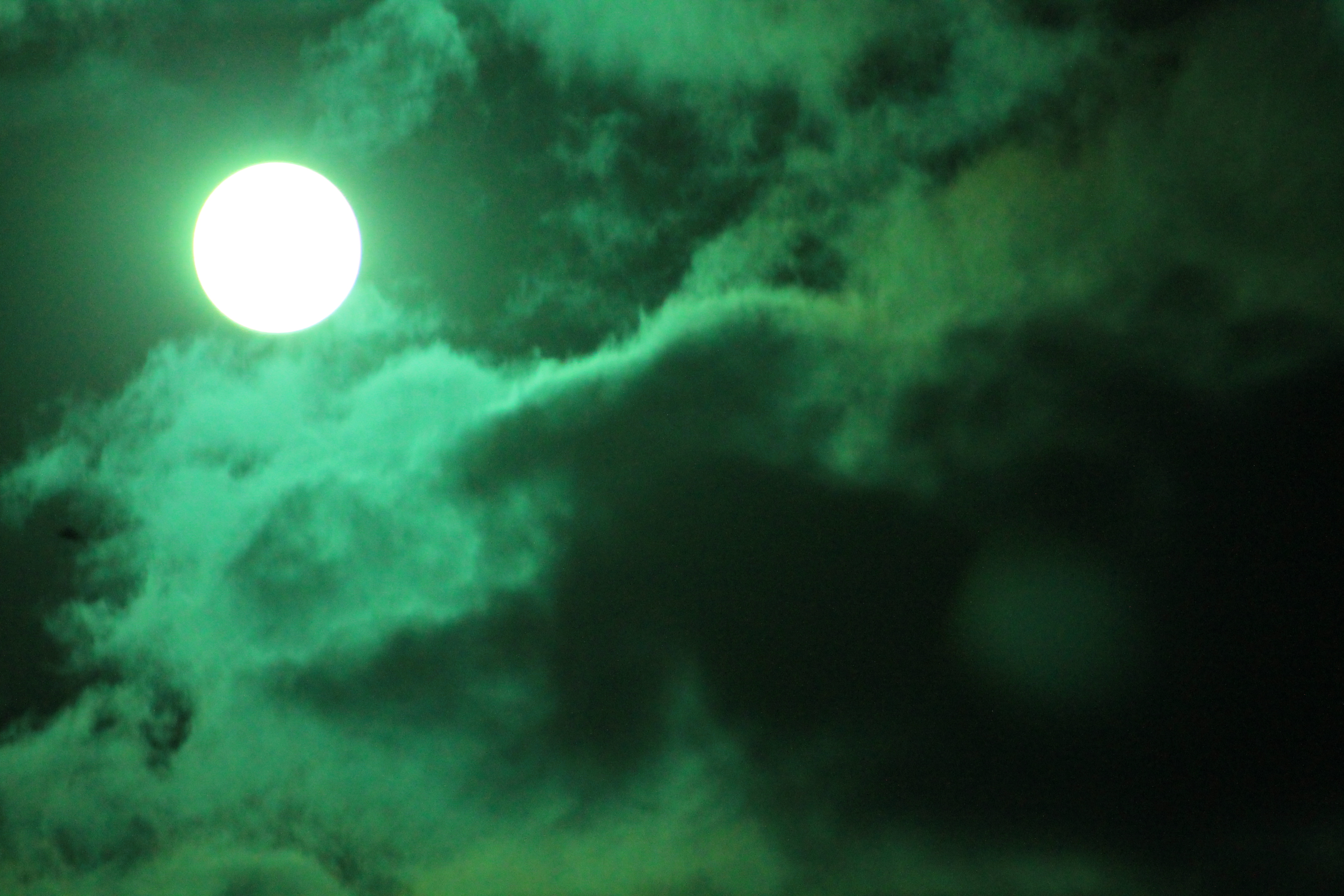 Есть зеленая луна. Зеленая Луна. Зеленая ночь. Зеленое небо. Ночь в зеленых тонах.